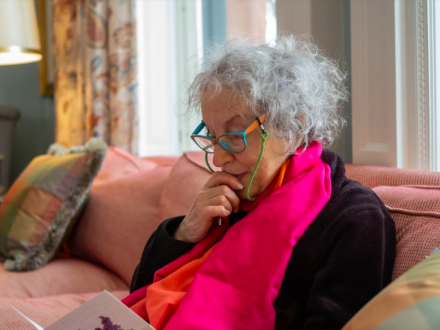 señora leyendo 