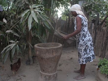 Ciudadana oriunda de San Basilio del Palenque, llevando a cabo actividades cotidianas.