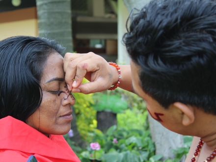 Hombre pinta el rostro de la mujer 