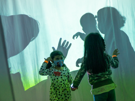 niños jugando con sombras 