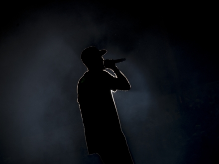 Artista de hip hop con micrófono