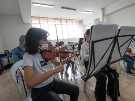 Niño tocando el violín. Fotografía: Mathew Valbuena.