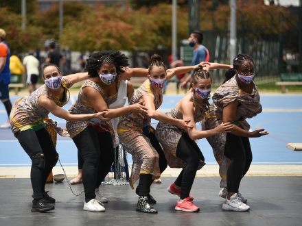 Grupo de mujeres bailando 