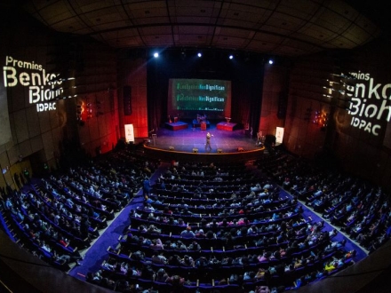 Asistentes sentados en el Teatro Jorge Eliécer Gaitán.