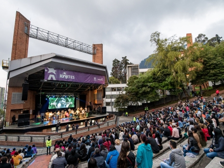 Público en el escenario de La Media Torta