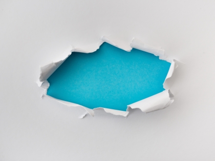 Papel rasgado, fondo azul. Foto: denamorado / Freepick.