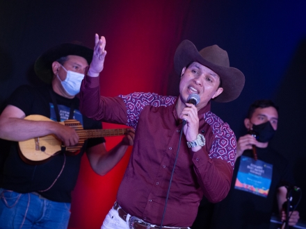 Daniel Hernández cantando en la Sala Gaitán