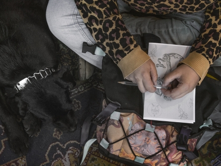 Perro junto a mujer en un taller del Festival de las Artes Valientes. Foto: Clara Moreno / Idartes.