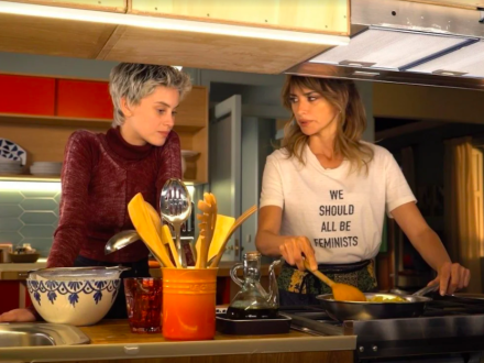 Dos mujeres hablando en la cocina