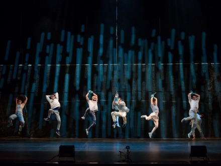 Seis bailarines en escena durante la obra Dinamov
