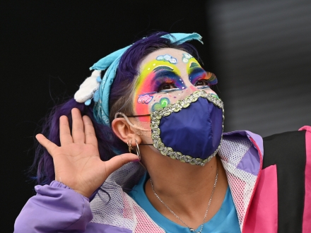 Mujer con maquillaje de payaso