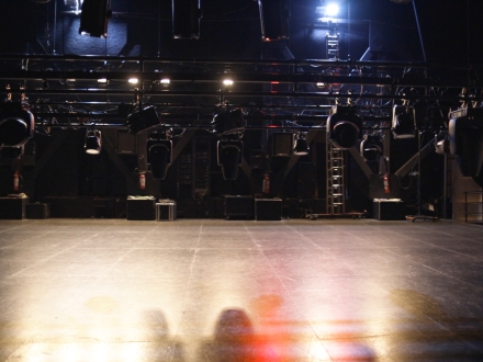 Luces sobre escenario