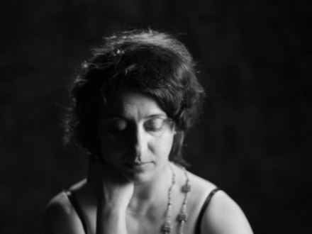 Mujer en una foto a blanco y negro 