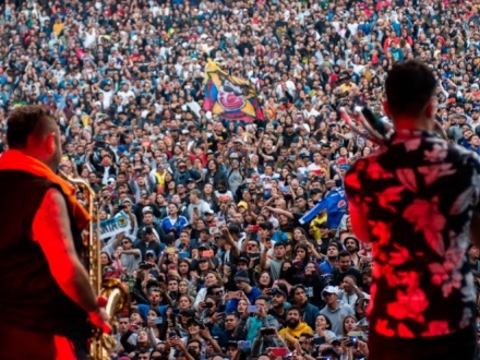 Artistas en escena con graderías con público 
