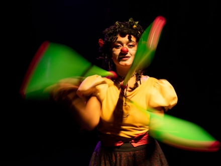 Payaso haciendo malabares