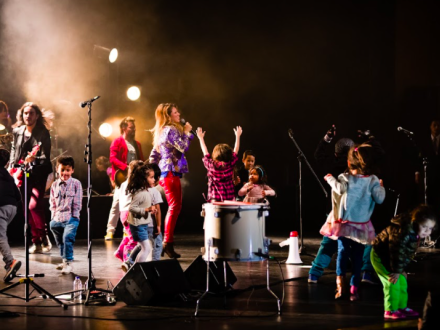 Niños en concierto de música
