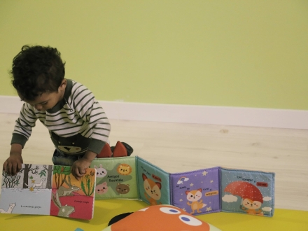 Niño con libro