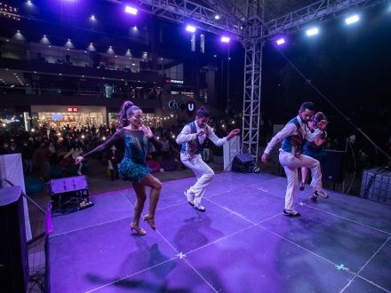 Bailarines en tarima 