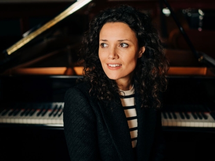 Sheila Blanco sentada frente a un piano