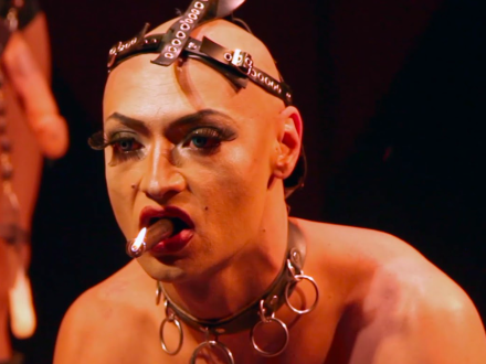 Hombre trans fumando tabaco 