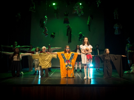 Niños en obra de teatro