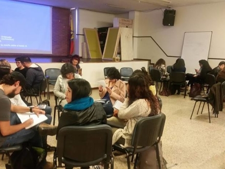 grupos de personas escribiendo