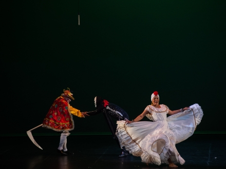 Dos bailarines en escena