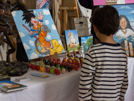 Niño frente a stand 