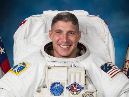 El astronauta Michael Hopkins en traje espacial. 