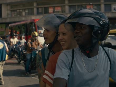 Tres jóvenes en una moto