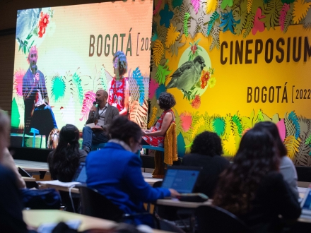Panel del Cineposium, en el escenario están Tomasso Campione y Alejandra Espinosa Uribe