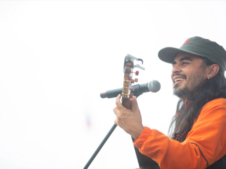 Hombre tocando guitarra
