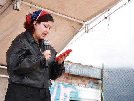 mujer hace lectura en voz alta