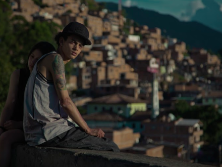 Dos jóvenes en un mirador de una comuna
