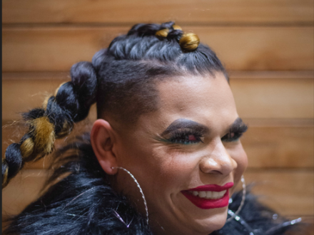 Retrato de mujer trans sobre fondo de madera de día