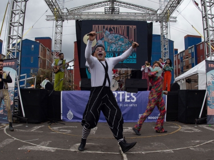 Artistas circenses adelante de un escenario 