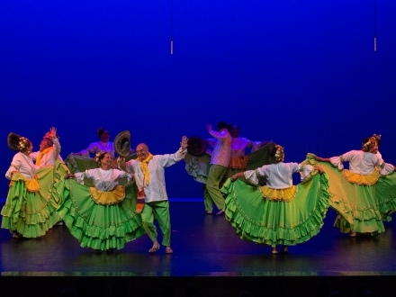 Adultos mayores bailando