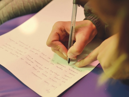 Mano escribiendo carta