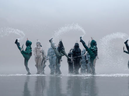 Hombres bailando sobre agua 