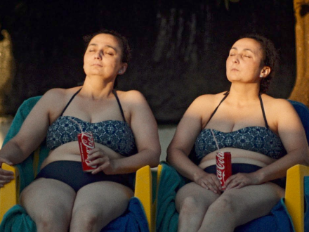 Dos mujeres en vestido de baño sentadas
