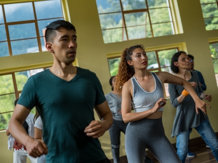 Bailarines en clase dentro de La Casona de la Danza