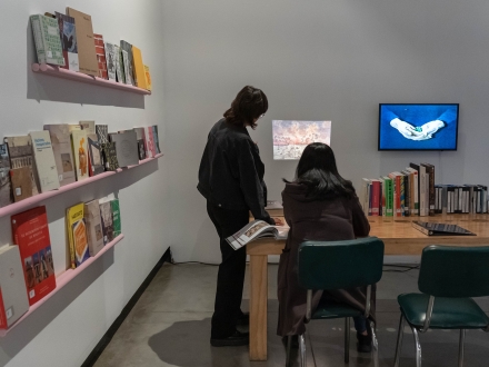 dos mujeres viendo una proyección en una pared