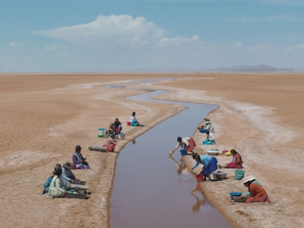 Mujeres lavando en un río
