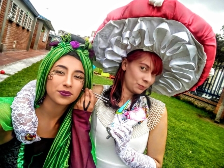 Artistas con trajes Duquesas del desconcierto