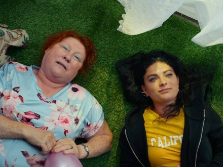 Dos mujeres acostadas mirando hacia arriba