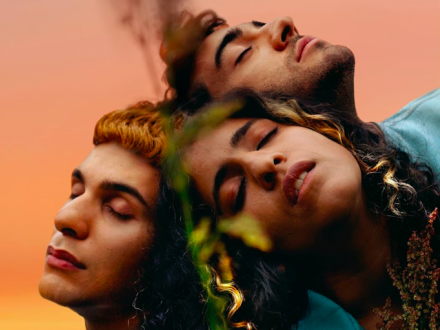 Tres rostros de hombres queer 