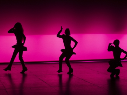 Bailarines LGBTIQ+ en el escenario
