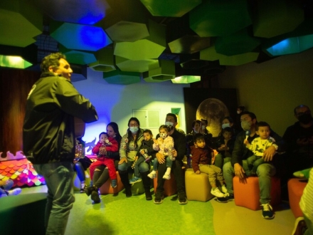 Artista y familias en Astrobebés Planetario