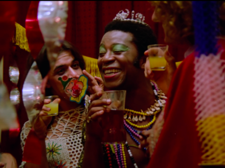 Tres personas trans con traje de fiesta