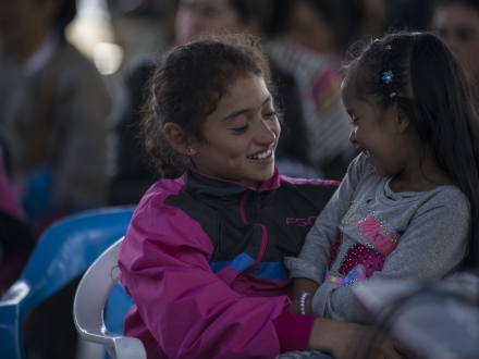 Abrazo y sonrisa